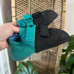TOMS Kids Climbing‎ Shoes Black Teal Hook & Loop Size 4.5